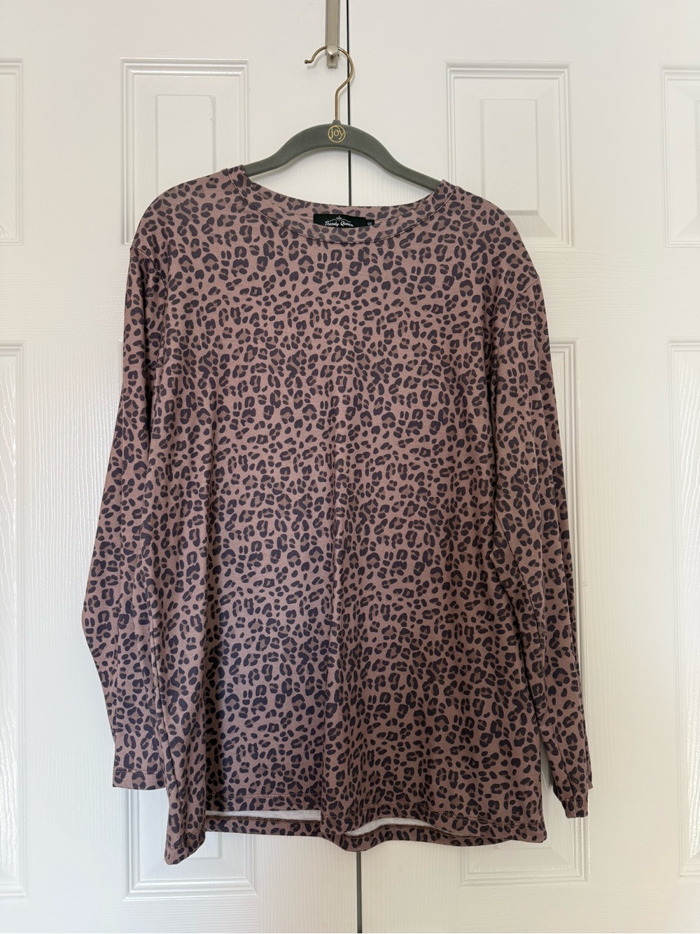 Trendy Queen - Women's Long Sleeve Leopard Print Tee